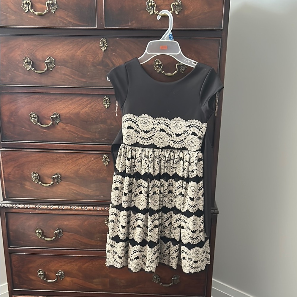 Iris & Ivy Black and Cream Fit and Flare Dress with Flutter Sleeves